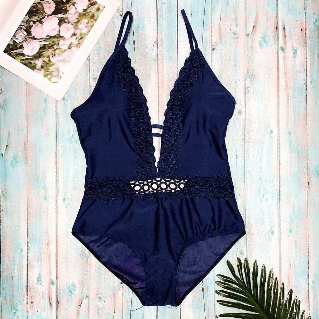 Maillot de bain une pièce bleu marine pour femme Nolisse avec grand décolleté plongeant en dentelle et découpe ajourée à la taille....