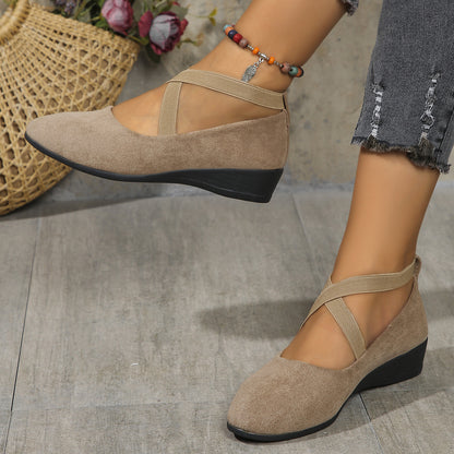 Ballerines compensées kaki pour femme avec brides élastiques croisées à la cheville Nolisse.
