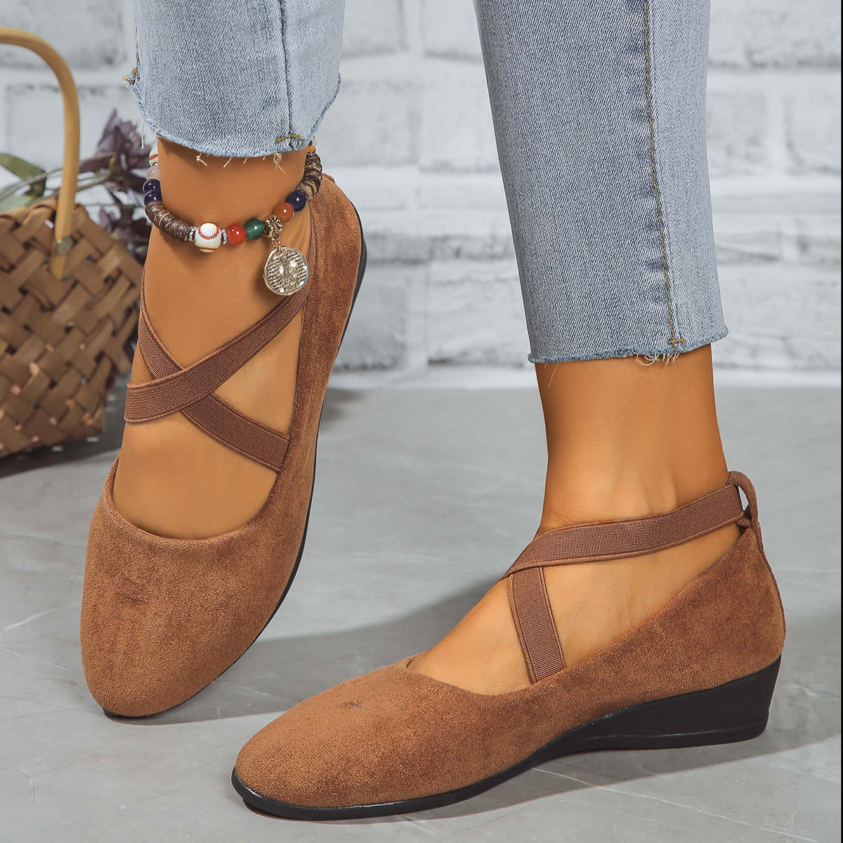 Ballerines compensées marrons foncés pour femme avec brides élastiques croisées à la cheville Nolisse.