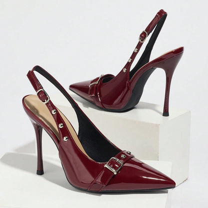 Escarpins pointus slingback en cuir verni bordeaux Nolisse avec brides à boucles et clous argentés pour femme....