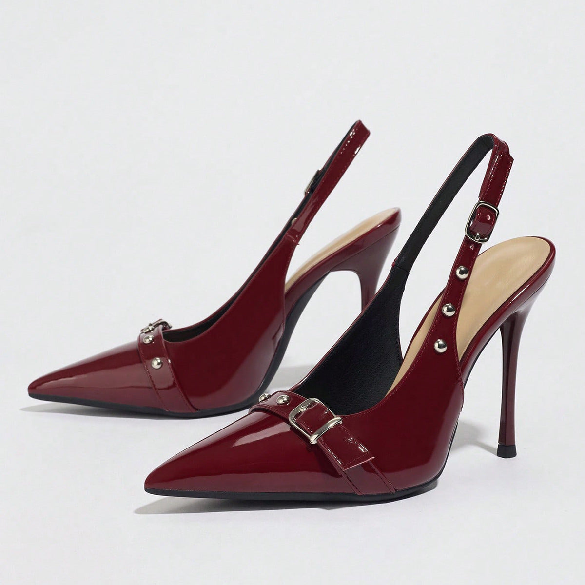 Escarpins pointus slingback en cuir verni bordeaux Nolisse avec brides à boucles et clous argentés pour femme...