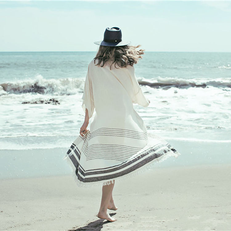 Kimono de plage long beige clair pour femme avec rayures et franges Nolisse..