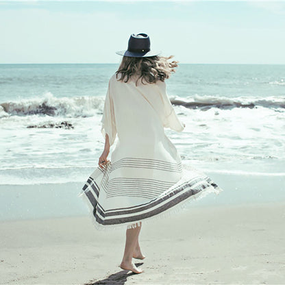 Kimono de plage long beige clair pour femme avec rayures et franges Nolisse..
