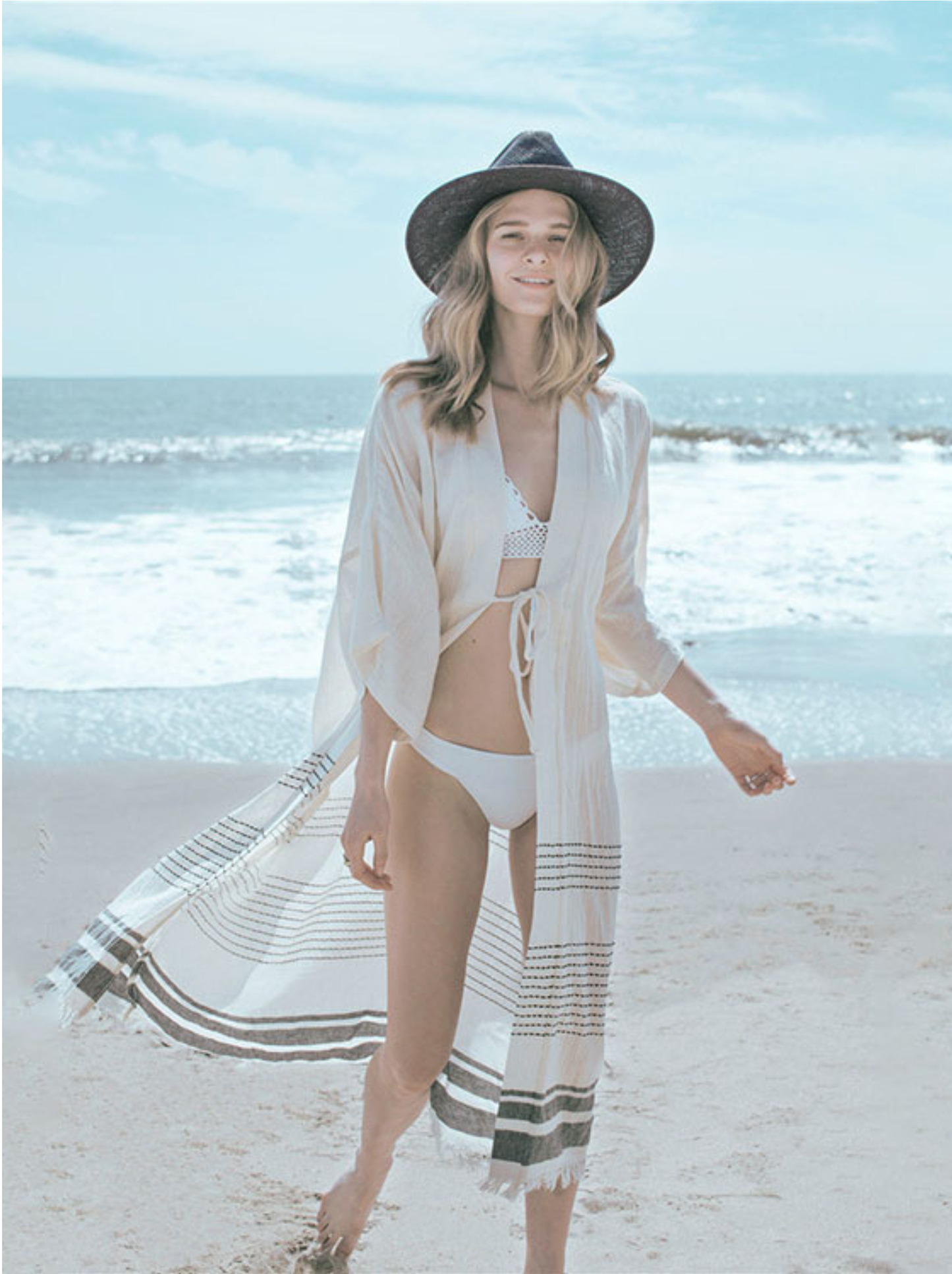Kimono de plage long beige clair pour femme avec rayures et franges Nolisse.