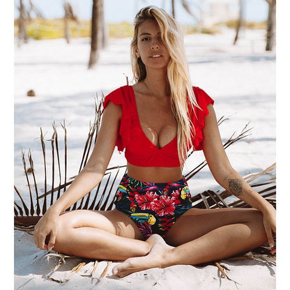 Maillot de bain deux pièces Nolisse pour femme avec haut rouge à volants et bas taille haute à motif floral tropical.