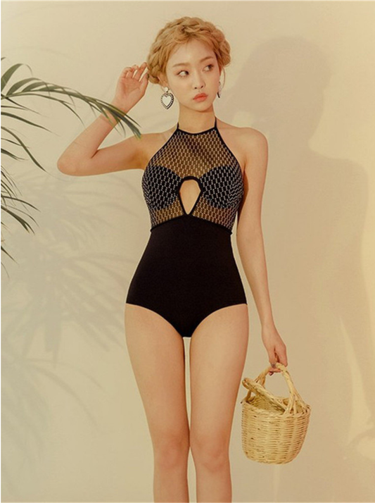 Maillot de bain une pièce noir Nolisse pour femme avec haut licou en résille texturée et découpe goutte d'eau.